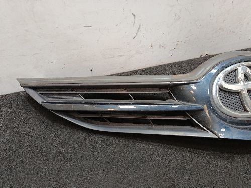 TOYOTA AURIS MK2 E180 FRONT BUMPER UPPER GRILLE (SLIGHTLY DAMAGED)