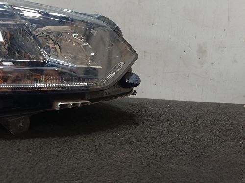 PEUGEOT 208 MK2 O/S DRIVER SIDE RIGHT HEADLIGHT (SLIGHTLY DAMAGED)