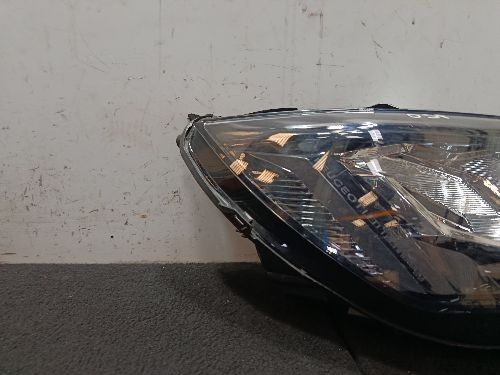 PEUGEOT 208 MK2 O/S DRIVER SIDE RIGHT HEADLIGHT (SLIGHTLY DAMAGED)