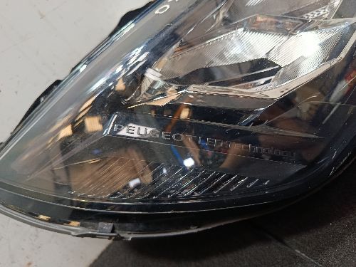 PEUGEOT 208 MK2 O/S DRIVER SIDE RIGHT HEADLIGHT (SLIGHTLY DAMAGED)